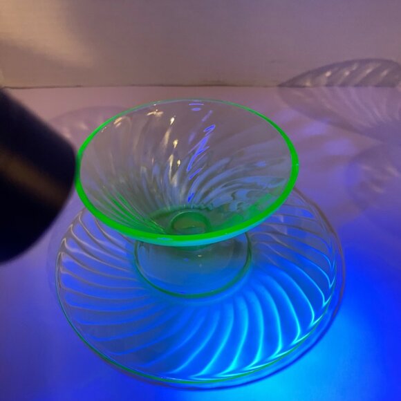 Vintage Green Spiral Depression Glass Dessert Sets - 4 Swirl Plates and 4 Matchi - Picture 15 of 15